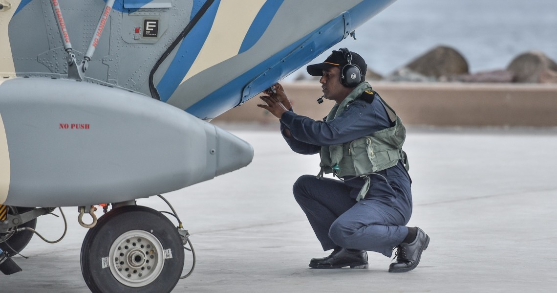 Madhanee meehunge namugai helicopter dhuvvan genaee India sarukaaruge defence kunfuneege bayaku-miee seedha India askariyyaa ge gofi eh